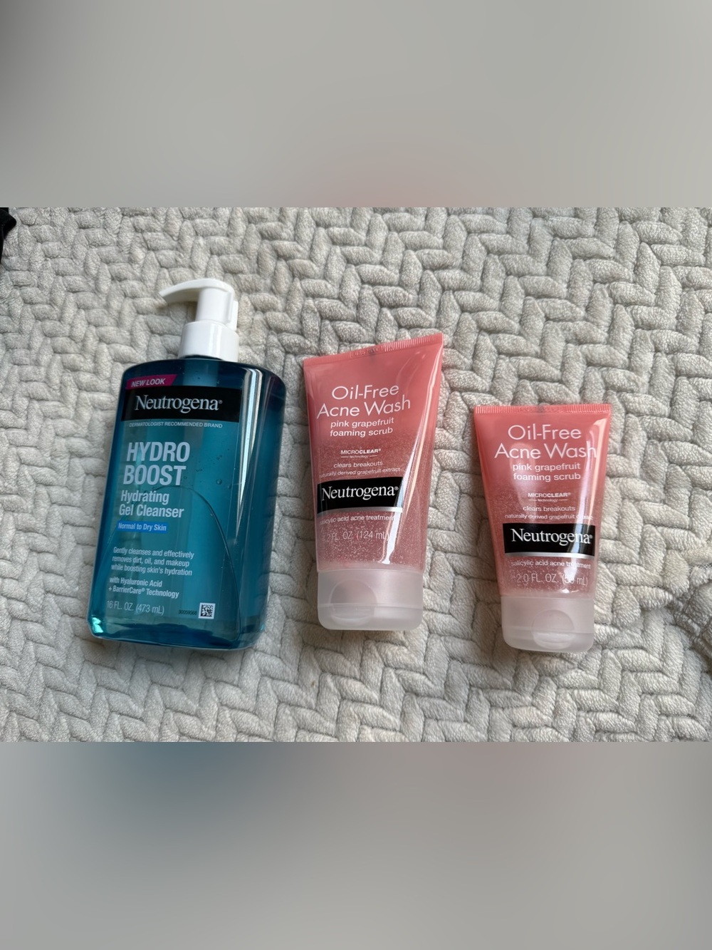 Neutrogena Pink Grapefruit Oil-Free Acne Wash Foaming Scrub - Pink
